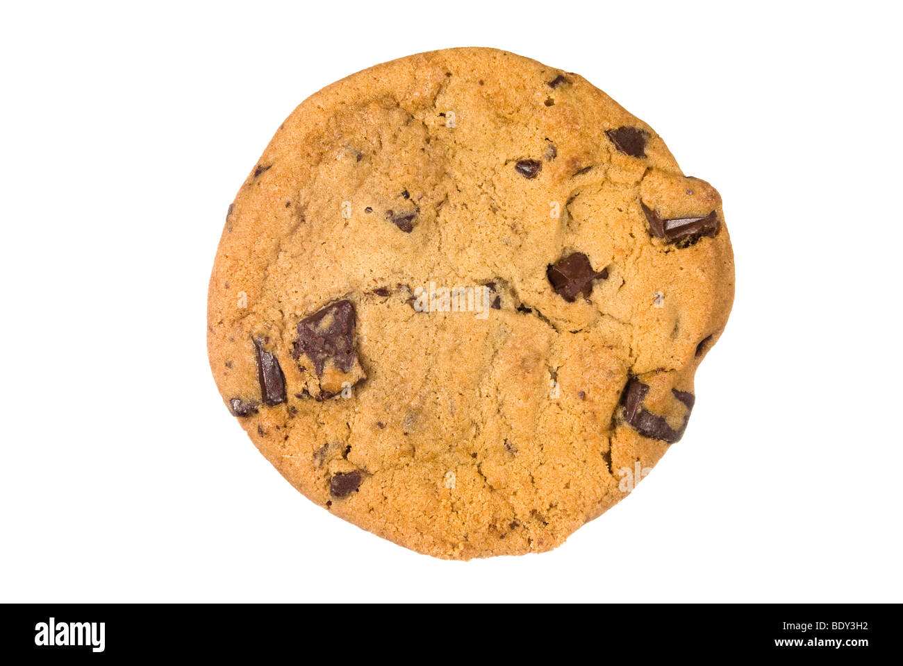 Un seul biscuit aux brisures de chocolat d'une boulangerie isolé sur un fond blanc. Banque D'Images