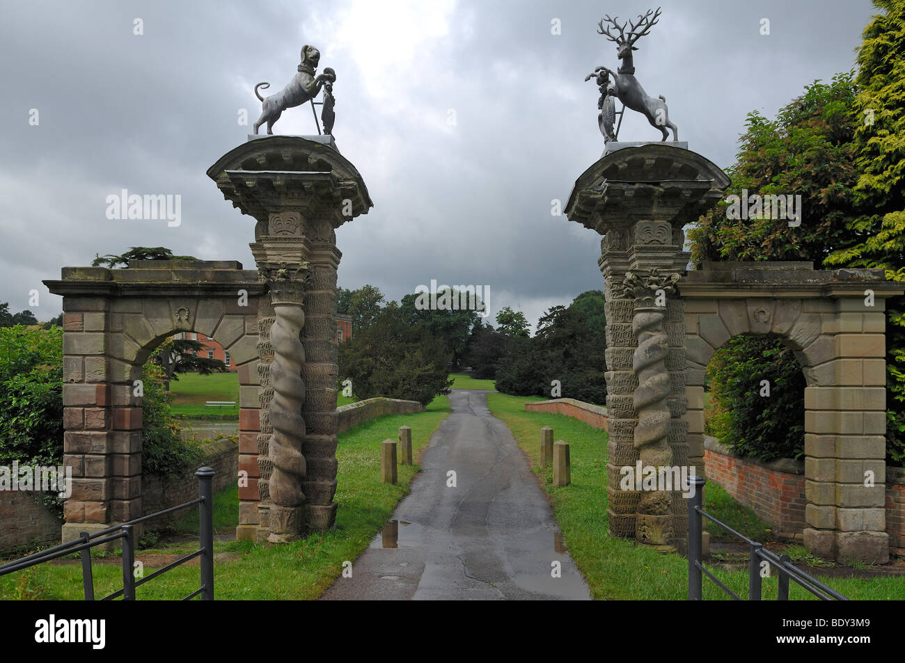 Ce qu'on appelle le Golden Gate avec deux figures d'animaux sur des colonnes, par temps de pluie, Staunton Harold, près de Calke, Ashby De La Zouch, Banque D'Images