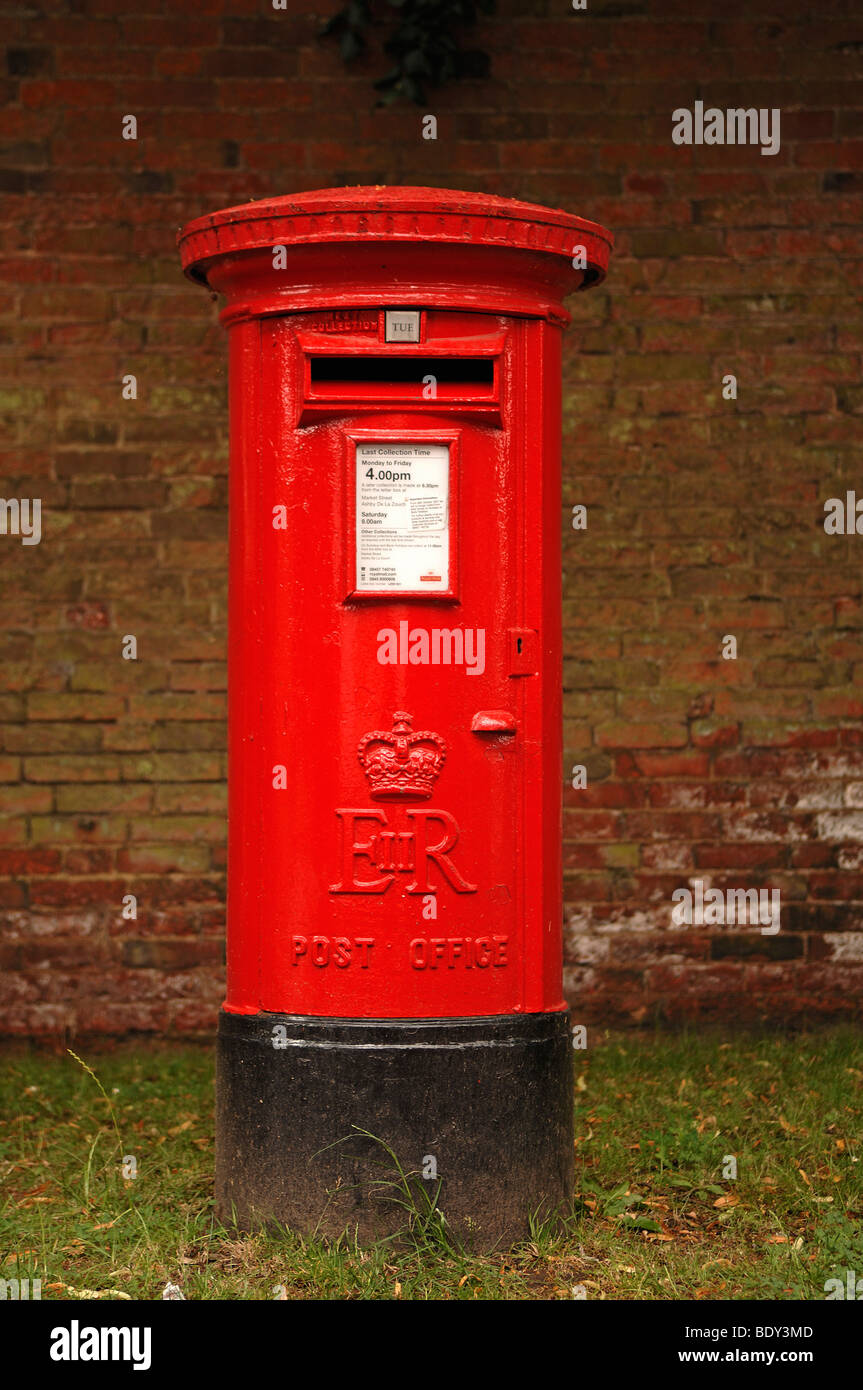 Boîte aux lettres anglais de 1952, E II R, la reine Elizabeth II, Staunton Harold, Leicestershire, Angleterre, Royaume-Uni, Europe Banque D'Images