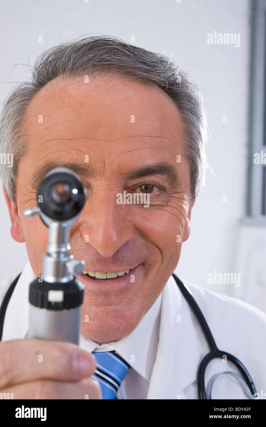 Regardant par un médecin souriant lampe médicinales Banque D'Images