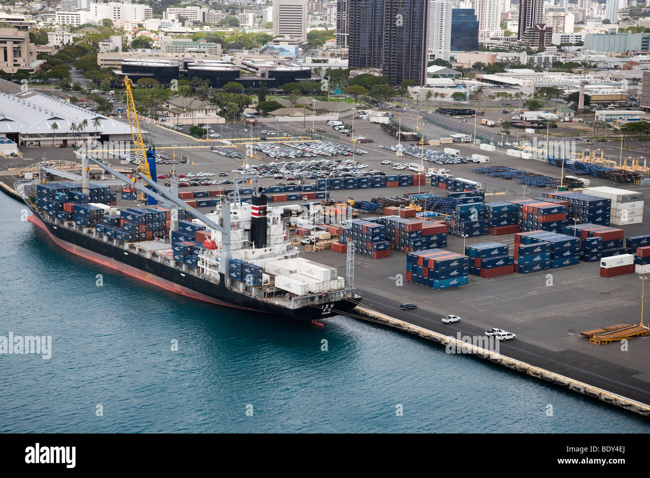 Vue aérienne du navire transportant du fret maritime conteneurisé et zone de manutention de conteneurs de l'île de Sable, Honolulu, Hawaï. Banque D'Images