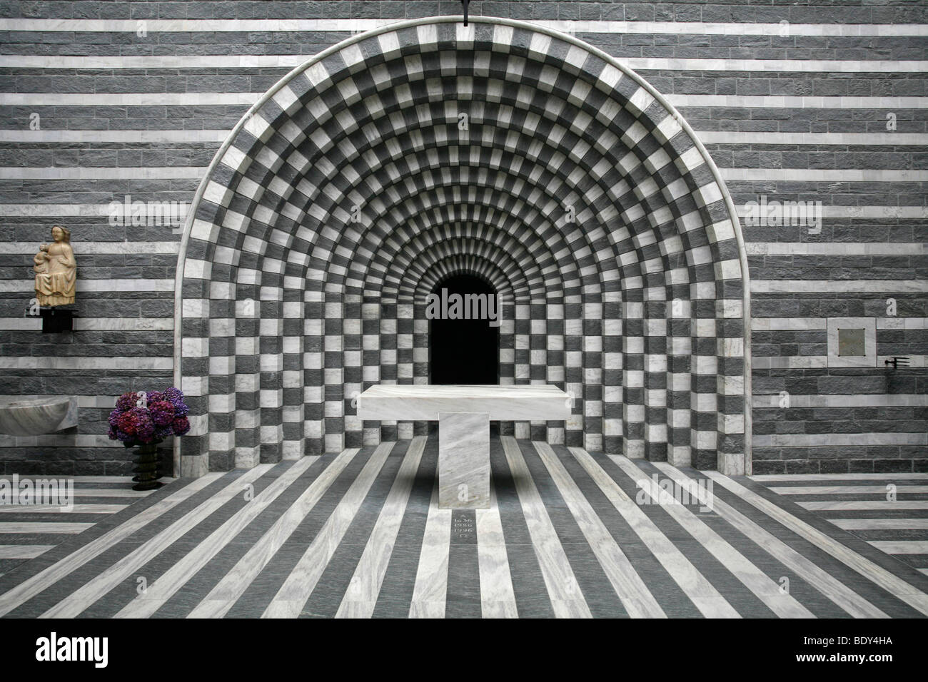 L'église de granit conçu par l'architecte Mario Botta à Mogno, Valle Maggia, Tessin, Suisse, Europe Photo Stock - Alamy L'église de granit conçu par l'architecte Mario Botta à Mogno, Valle Maggia, Tessin, Suisse, Europe Photo Stock - Alamy