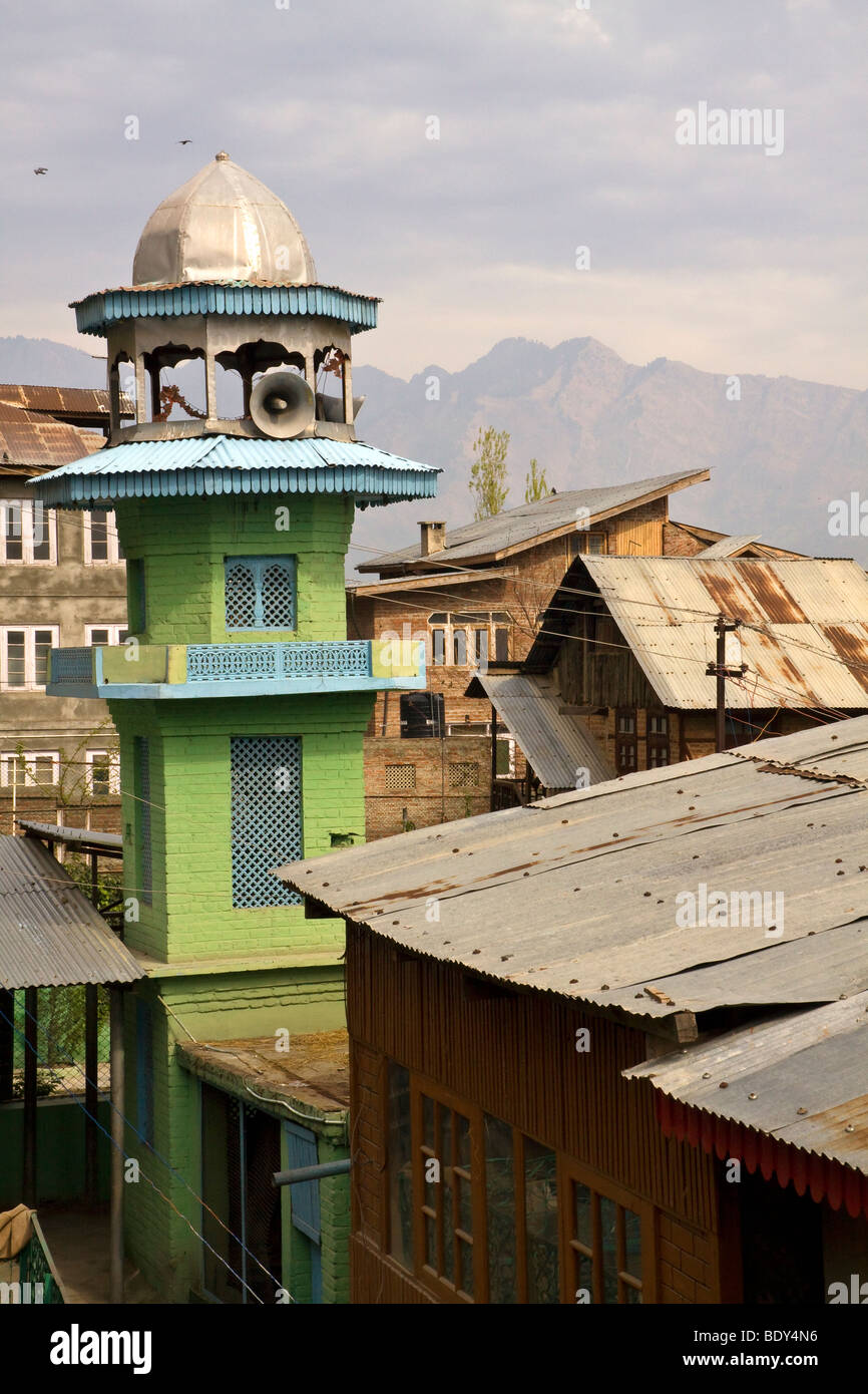 Minaret pour appeler le fidèle parmi les cabanes de la vieille ville de Srinagar Banque D'Images