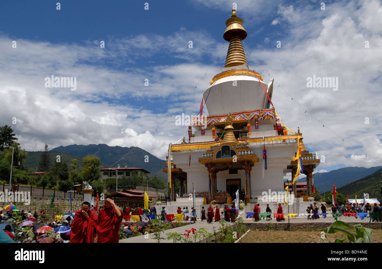 Fêtes de la nouvelle lune au National Memorial Chorten pour le troisième roi à Thimphu, Bhoutan après l'éclipse solaire totale. Banque D'Images