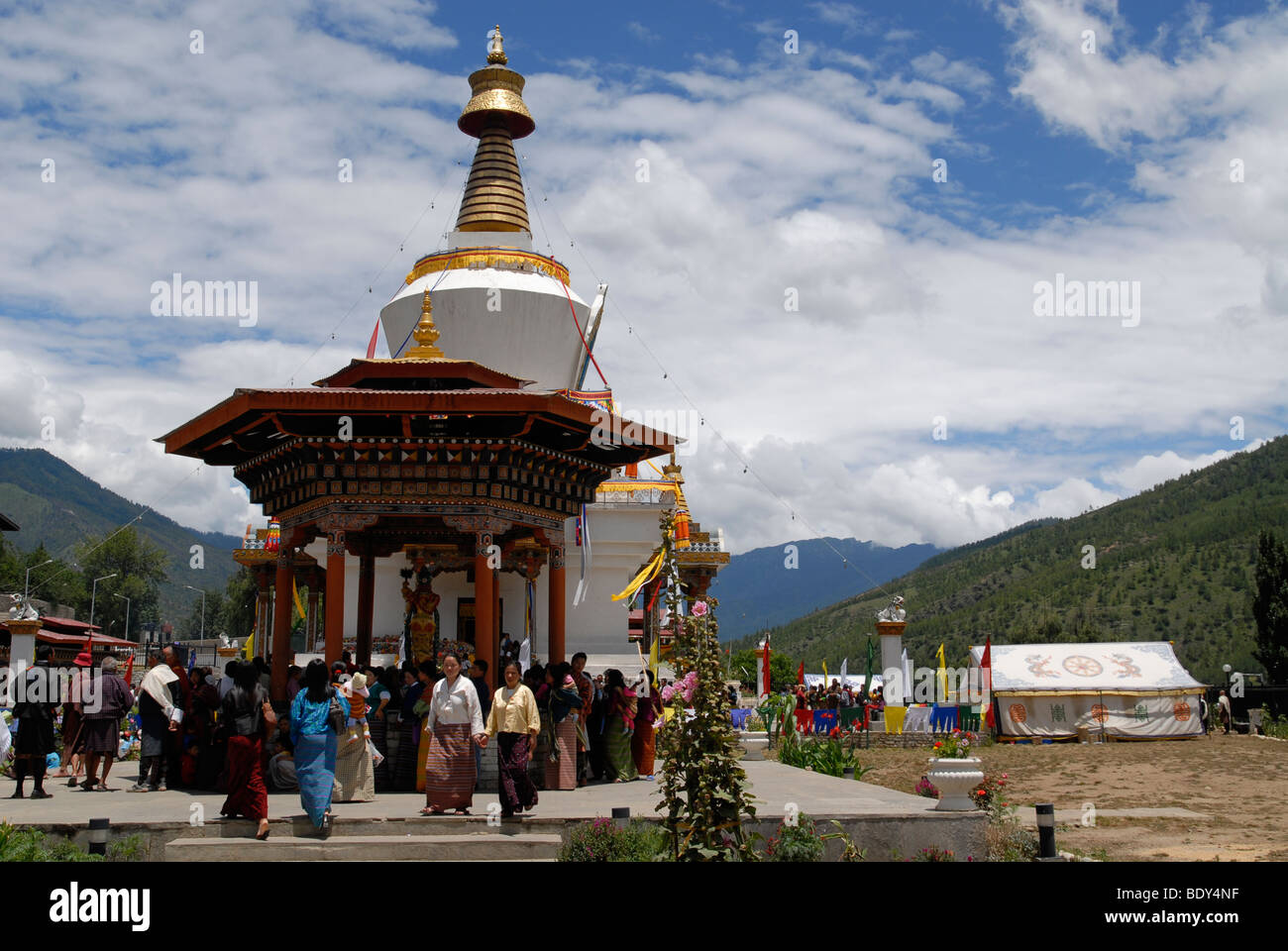 Fêtes de la nouvelle lune au National Memorial Chorten pour le troisième roi à Thimphu, Bhoutan après l'éclipse solaire totale. Banque D'Images