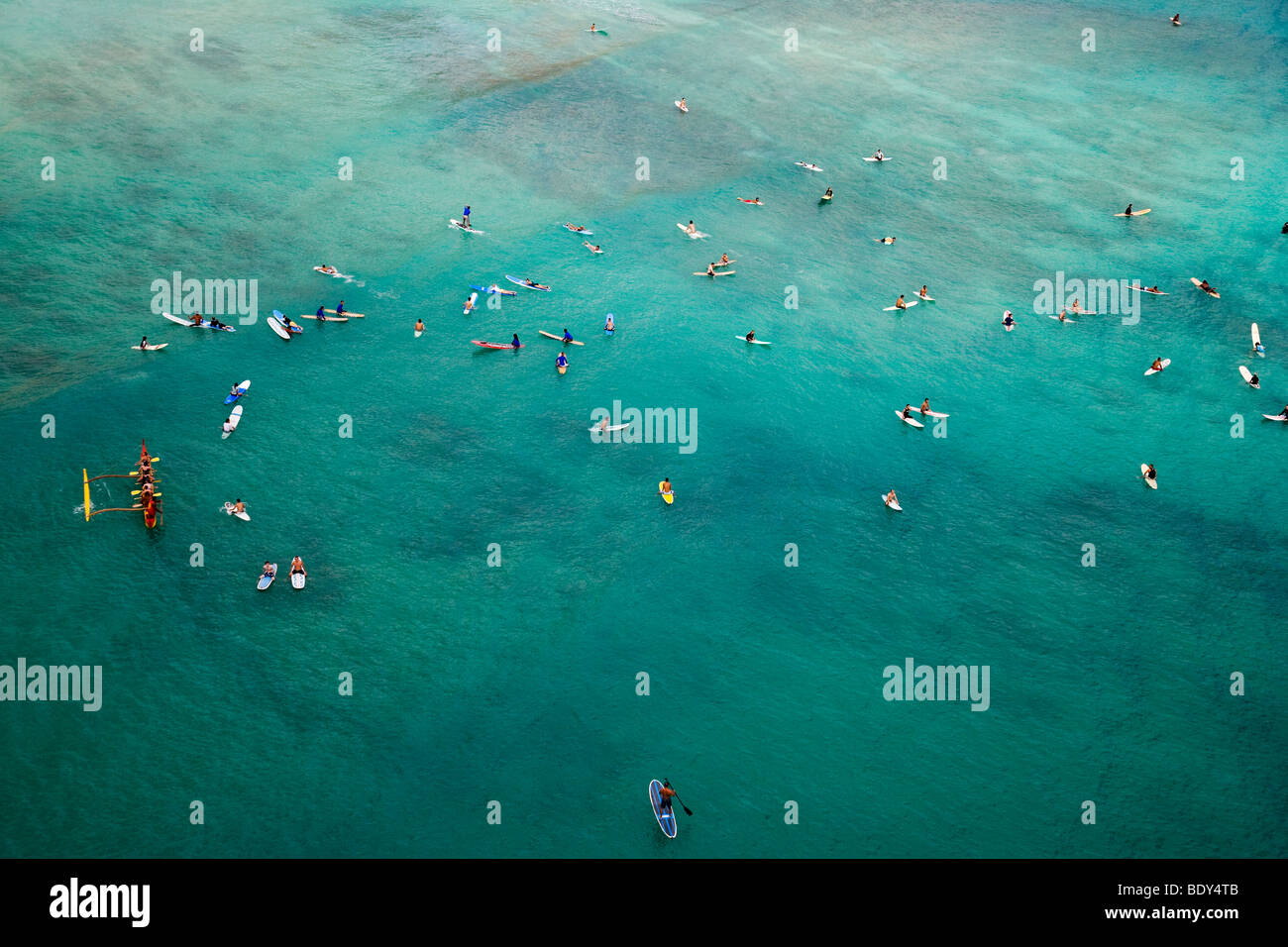 Vue aérienne de surfeurs de la plage de Waikiki à Honolulu, Hawaï Banque D'Images