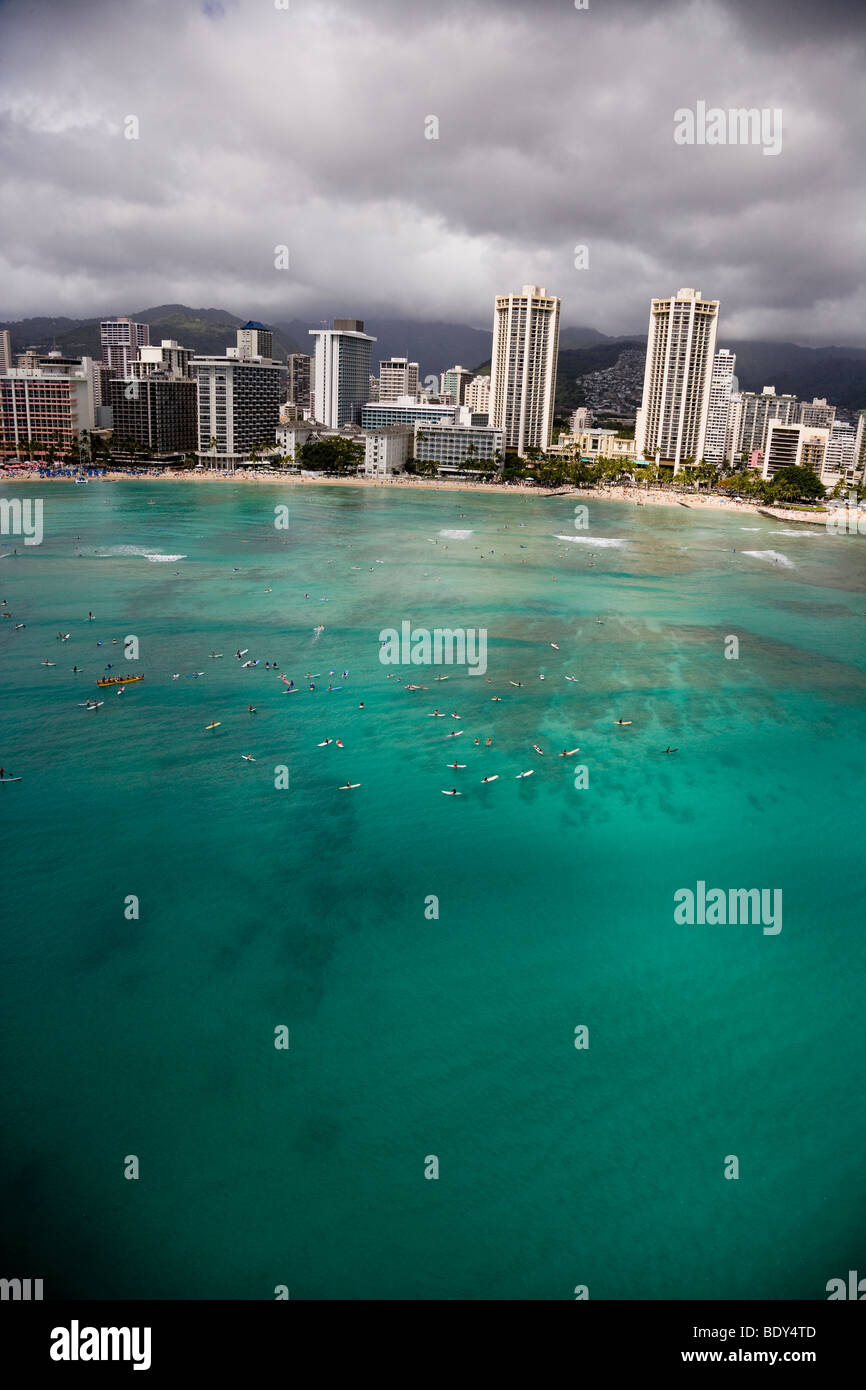 Vue aérienne de surfeurs de la plage de Waikiki à Honolulu, Hawaï Banque D'Images