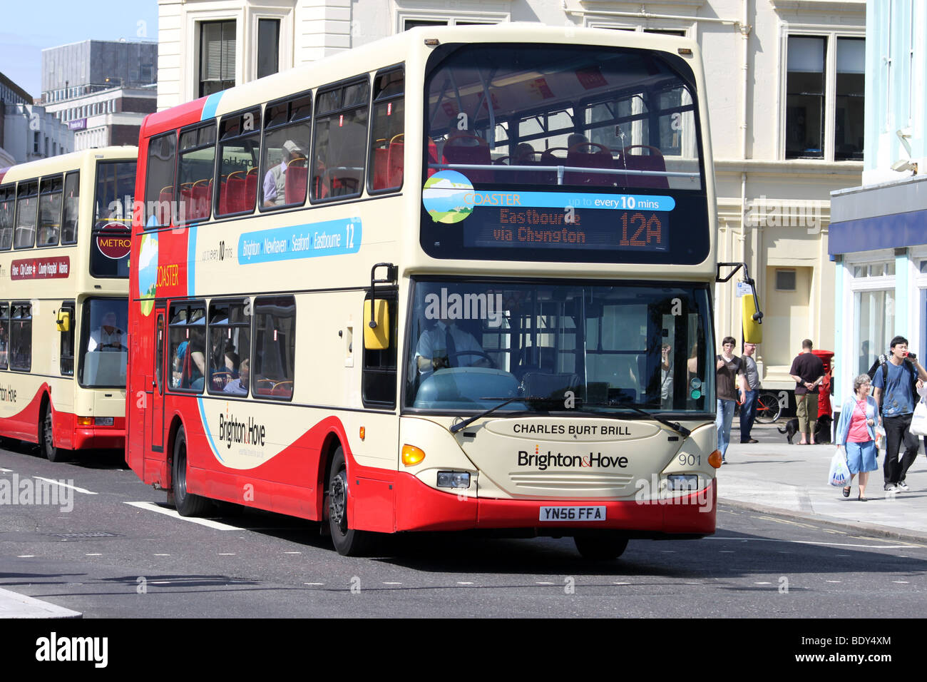 Double-decker bus dans le centre de Brighton. Banque D'Images