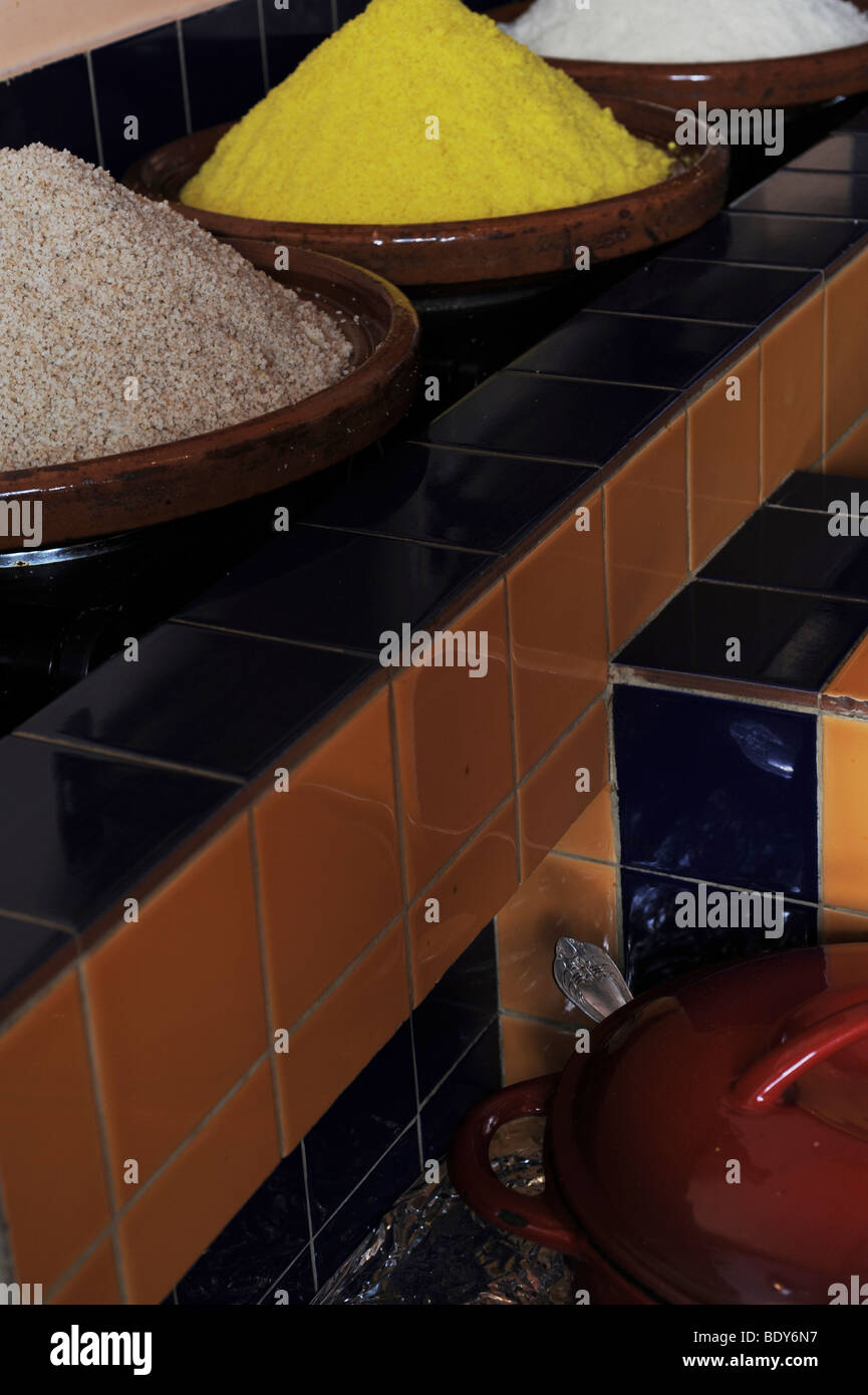Une cuisine traditionnelle marocaine. Pots de cuisson de la viande et des légumes de différentes variétés de noyer le couscous peut être vu Banque D'Images
