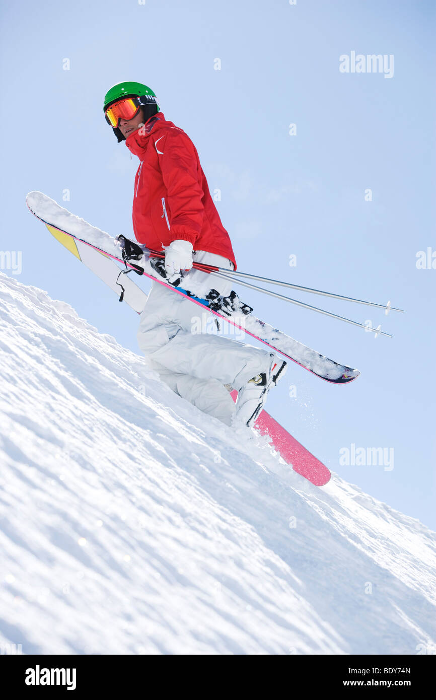 Le péché de l'homme exerçant en amont. skis rouge Banque D'Images