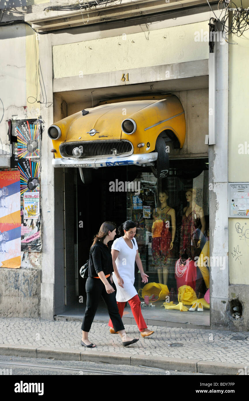 Partie avant d'une vieille voiture au-dessus d'une fenêtre d'affichage dans le quartier du Chiado de Lisbonne, Portugal, Europe Banque D'Images