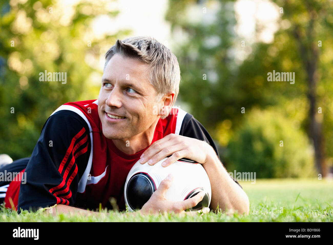 Joueur de foot ball maintien Banque D'Images