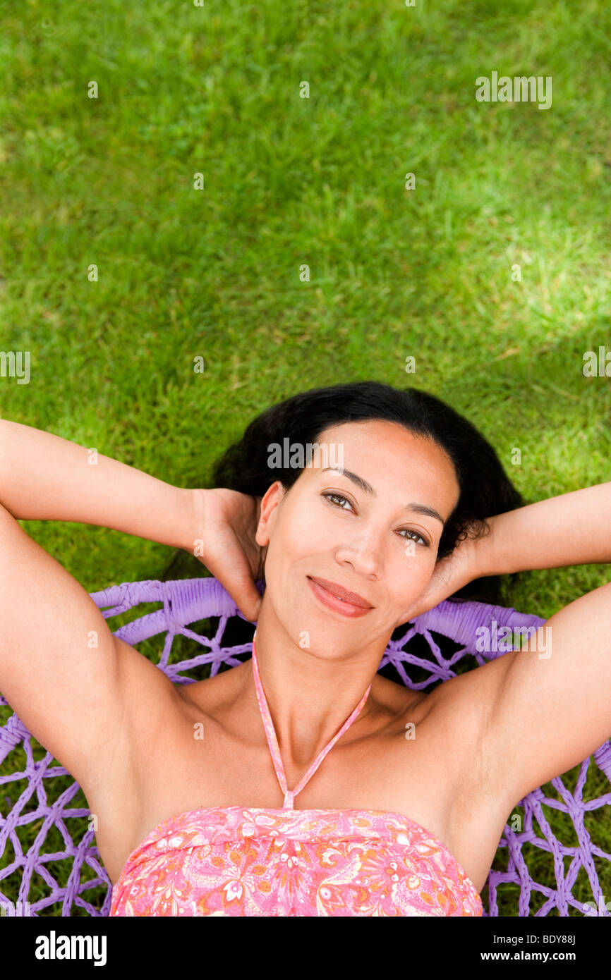 Smily woman relaxing in a balançoire Banque D'Images