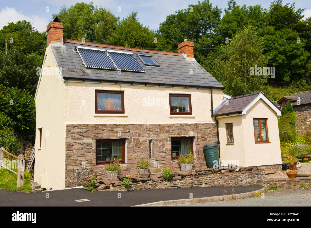 Panneaux solaires pour eau chaude sur le toit de chalet près de Brecon Powys Pays de Galles UK Banque D'Images