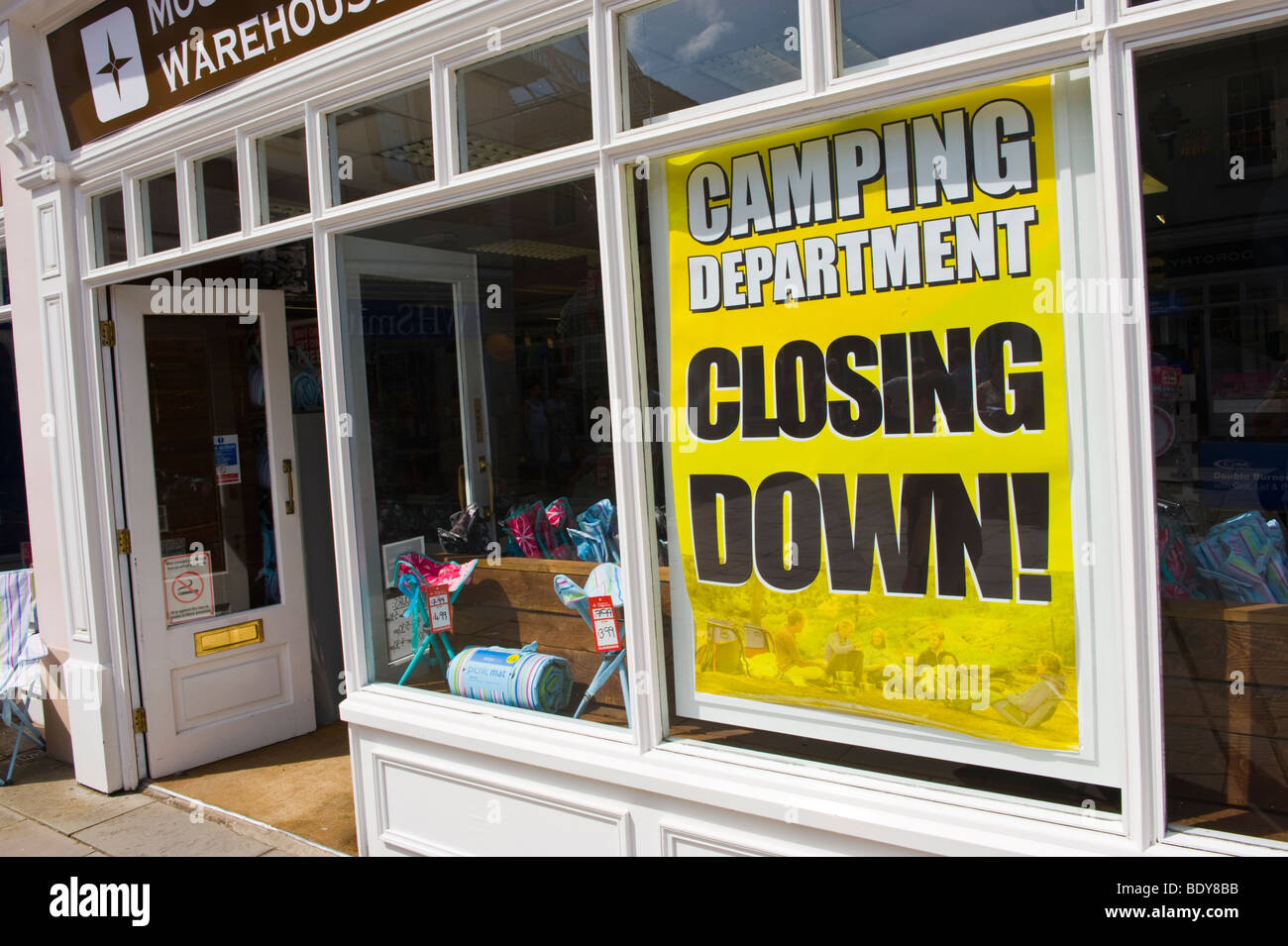 CAMPING LA FERMETURE DU MINISTÈRE DE L'affiche dans la fenêtre de vente boutique plein air à Brecon Powys Pays de Galles UK Banque D'Images