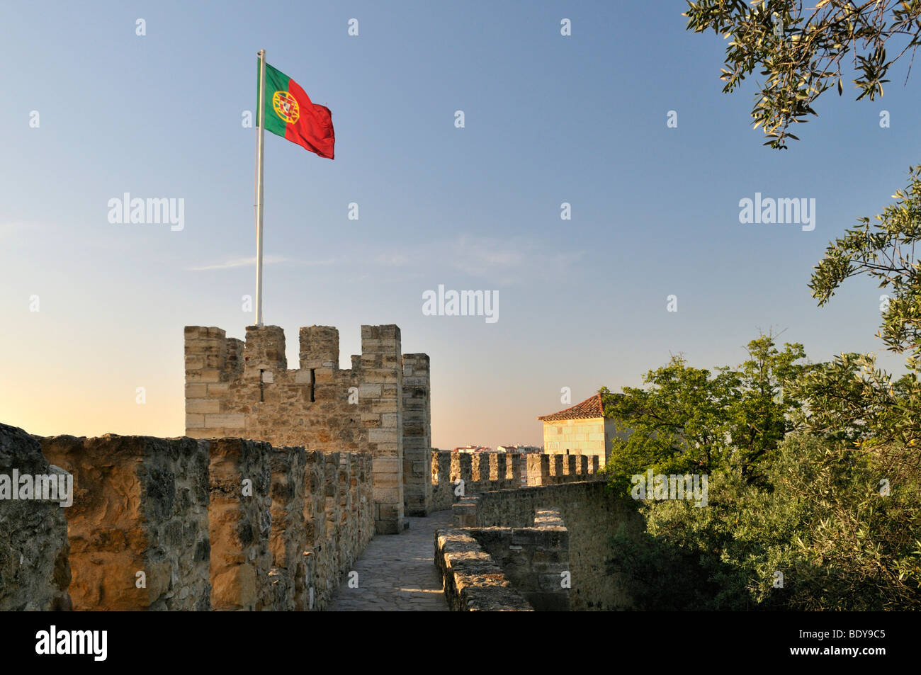 Murs avec créneaux et pavillon du Portugal dans le château Maure initialement Castelo Sao Jorge, Lisbonne, Portugal, Europe Banque D'Images