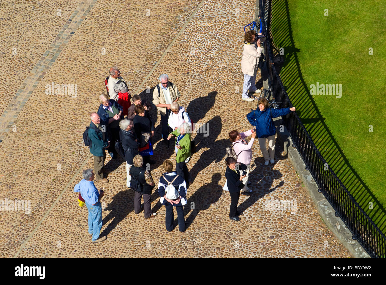 Un groupe de touristes en Radcliffe Square, Oxford, Angleterre Banque D'Images