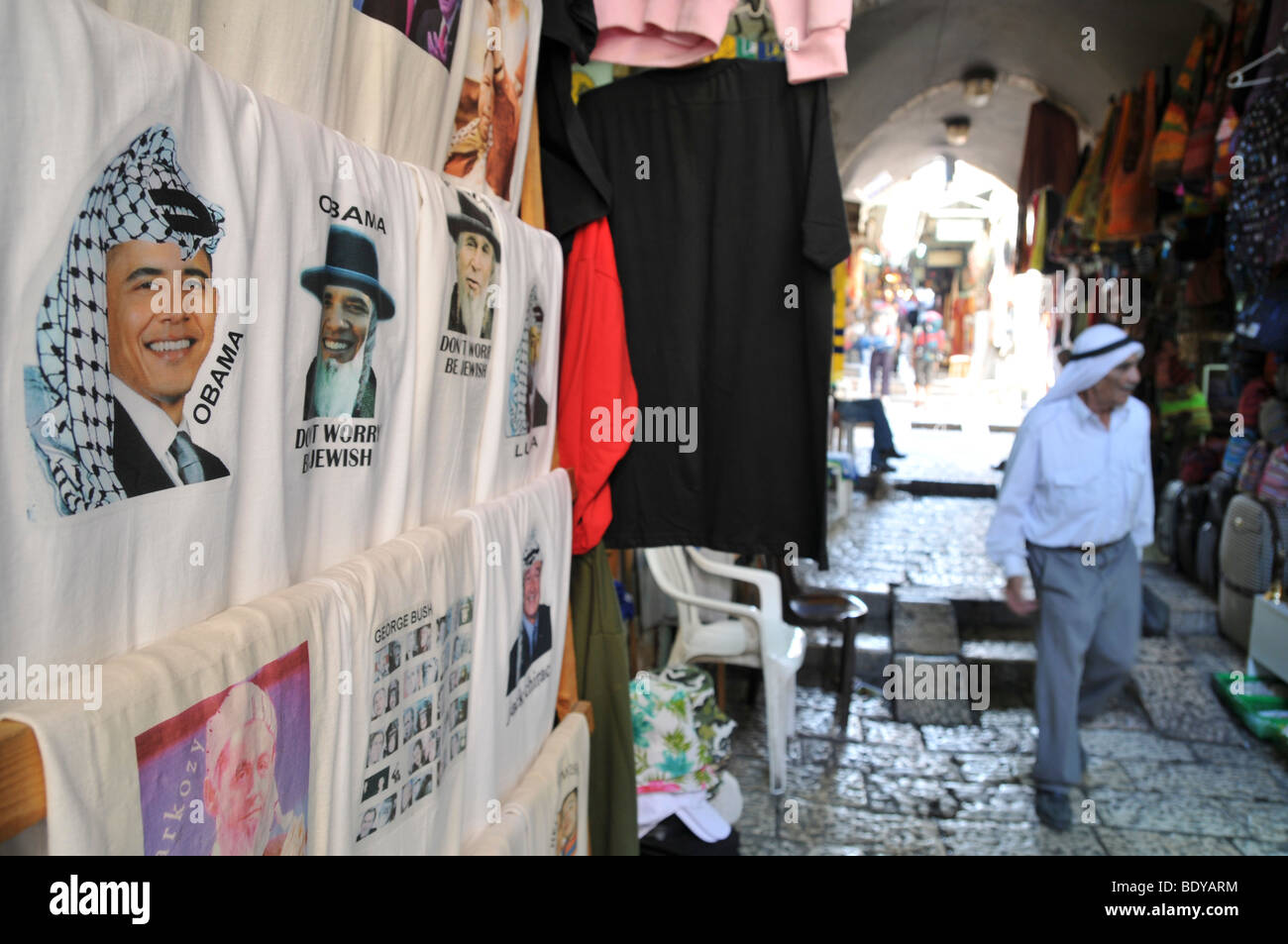 Israël, Jérusalem, Vieille Ville, la rue du marché Le président Obama portant un keffieh imprimé sur un T-shirt Banque D'Images