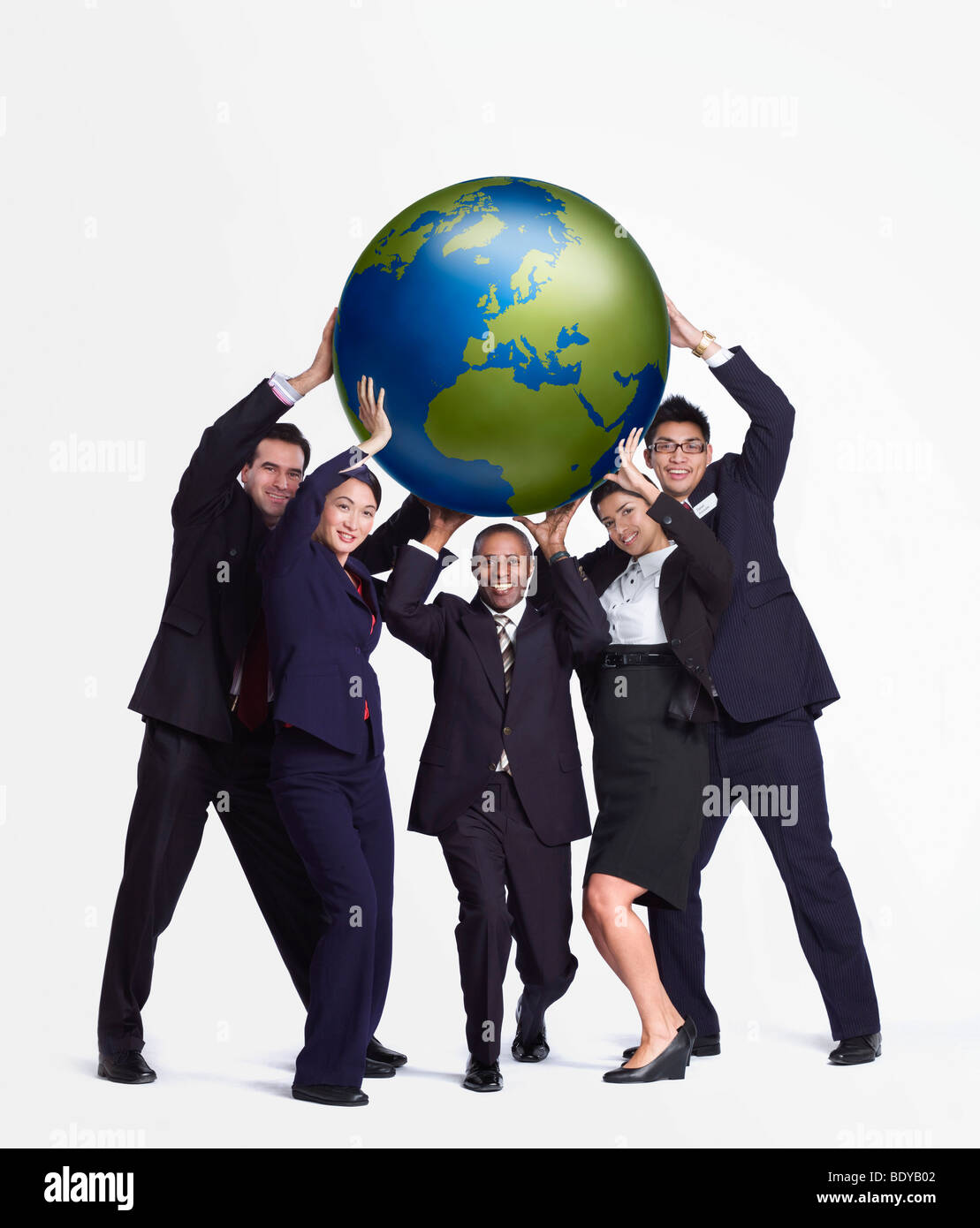 Un groupe d'entreprises holding up un grand globe Banque D'Images