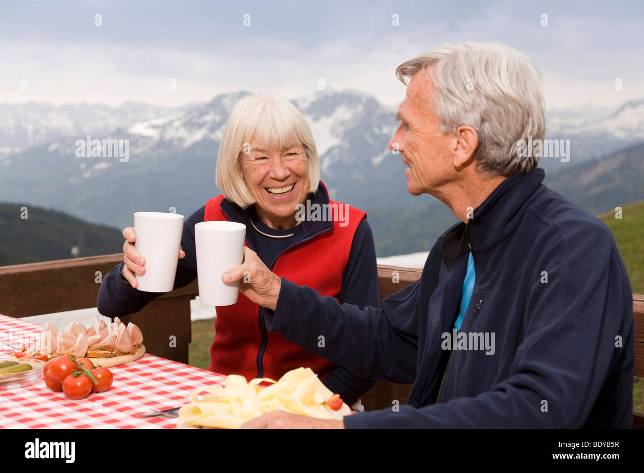 Senior couple eating in mountains Banque D'Images