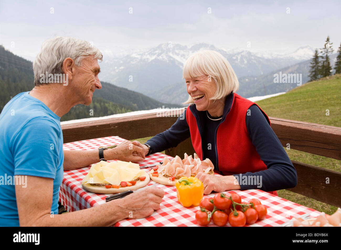 Senior couple eating in mountains Banque D'Images