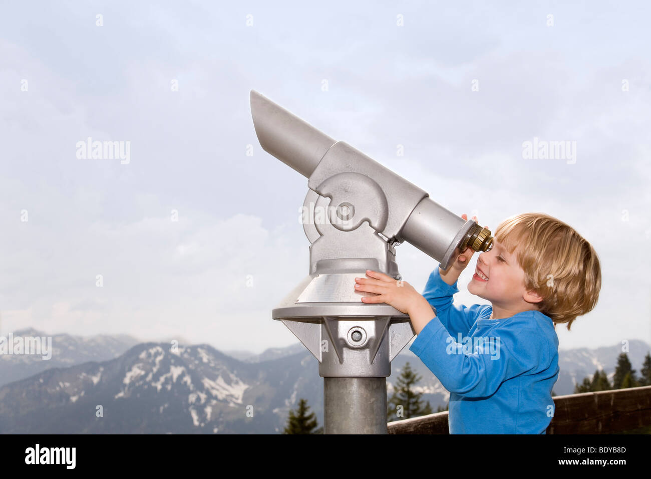 Boy looking through telescope Banque D'Images