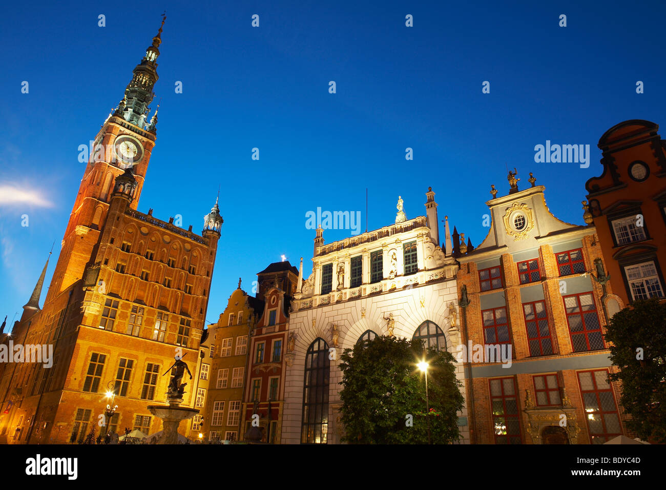 L'Europe de l'Est Pays baltes Pologne Gdansk Dlugi Targ Long Market Fontaine de Neptune de ville nuit crépuscule crépuscule Banque D'Images