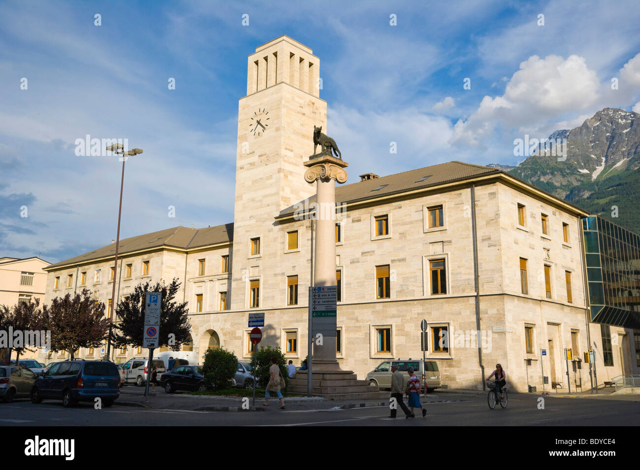 Réveil, statue de Romulus et Remus et le loup, Piazza della Repubblica, Aoste, vallée d'Aoste, Val d'Aoste, Alpes, Italie Banque D'Images