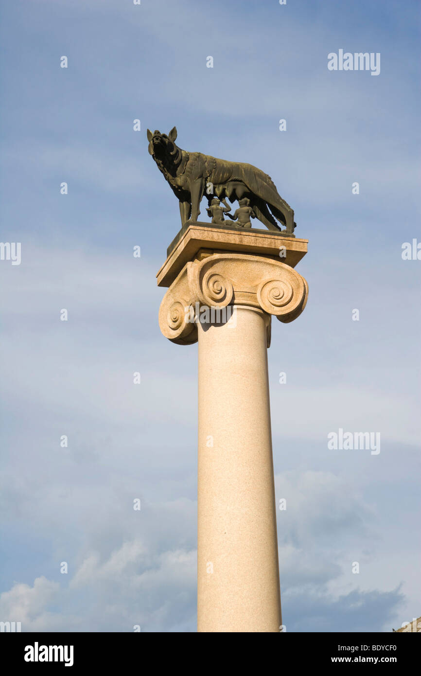 Statue de Romulus et Remus et le loup, Piazza della Repubblica, Aoste, vallée d'Aoste, Val d'Aoste, Alpes, France, Europe Banque D'Images