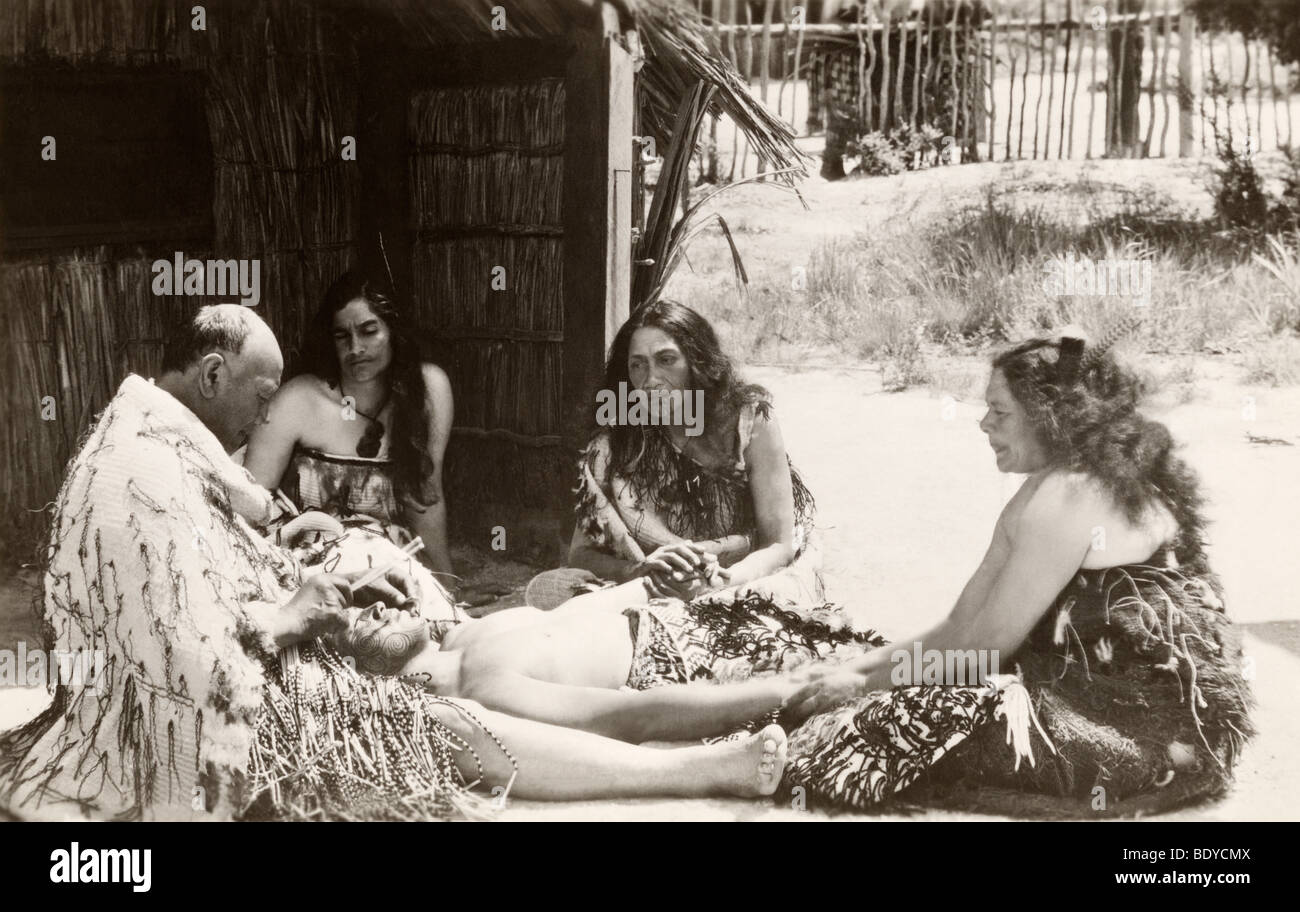 Tatouage Maori artiste au travail Banque D'Images