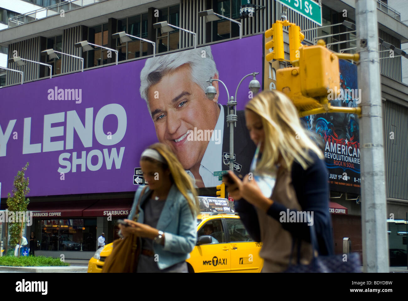 La publicité pour le programme de télévision NBC, le Jay Leno Show sur un panneau d'affichage à Times Square à New York Banque D'Images