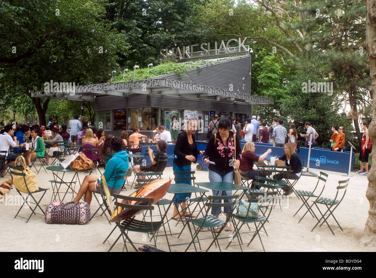 Foules manger le déjeuner au Shake Shack au Madison Square Park de New York Banque D'Images