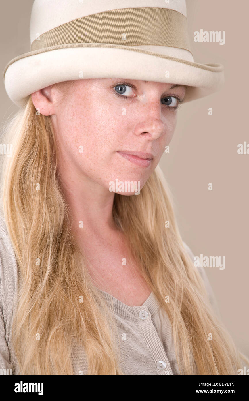 Young blonde woman with hat semble intéressé Banque D'Images