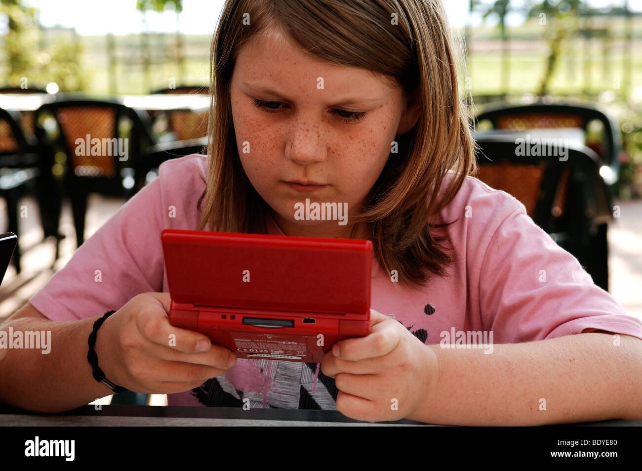 Les filles jouant avec son jeu de DS, l'écran double jeu Banque D'Images