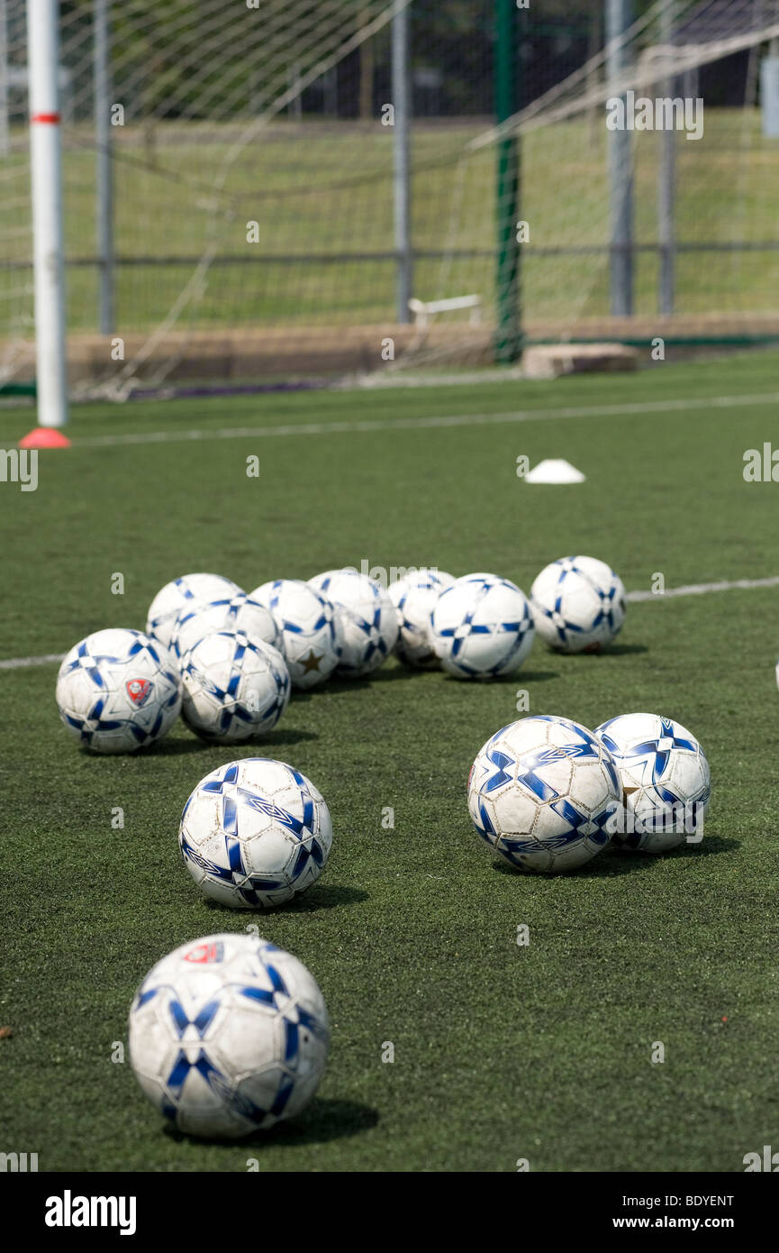 Ballons de football sur un terrain de jeu Banque D'Images