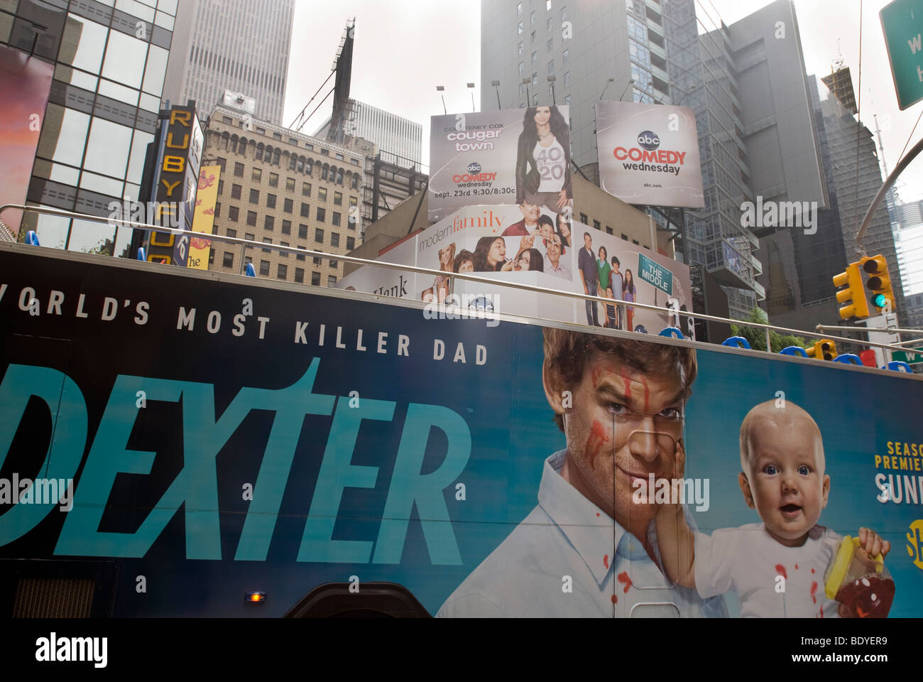 La publicité pour les programmes de télévision ABC y compris Cougar Town à Times Square en concurrence avec la publicité de Showtime Dexter Banque D'Images