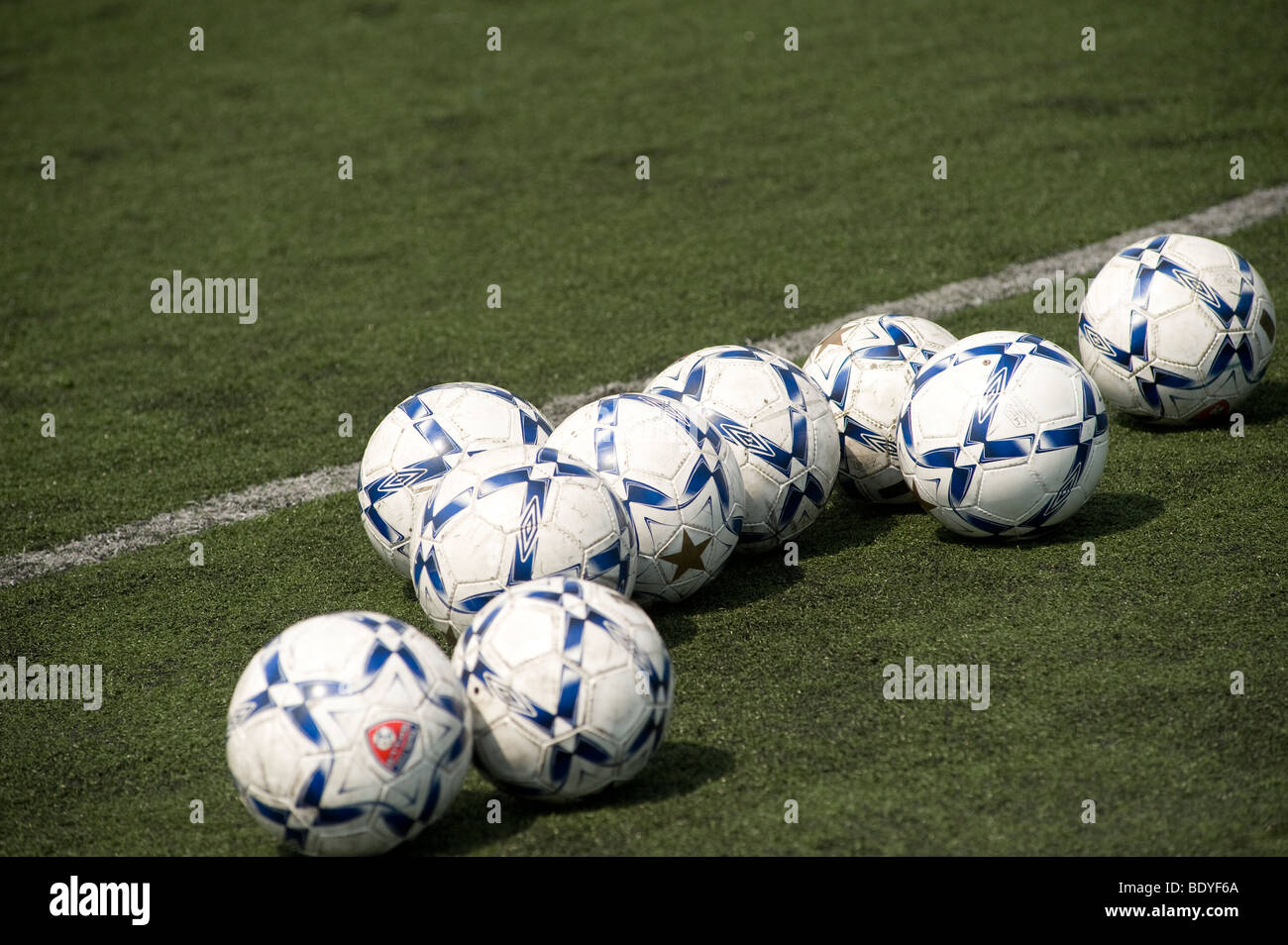 Ballons de football sur un terrain de jeu Banque D'Images