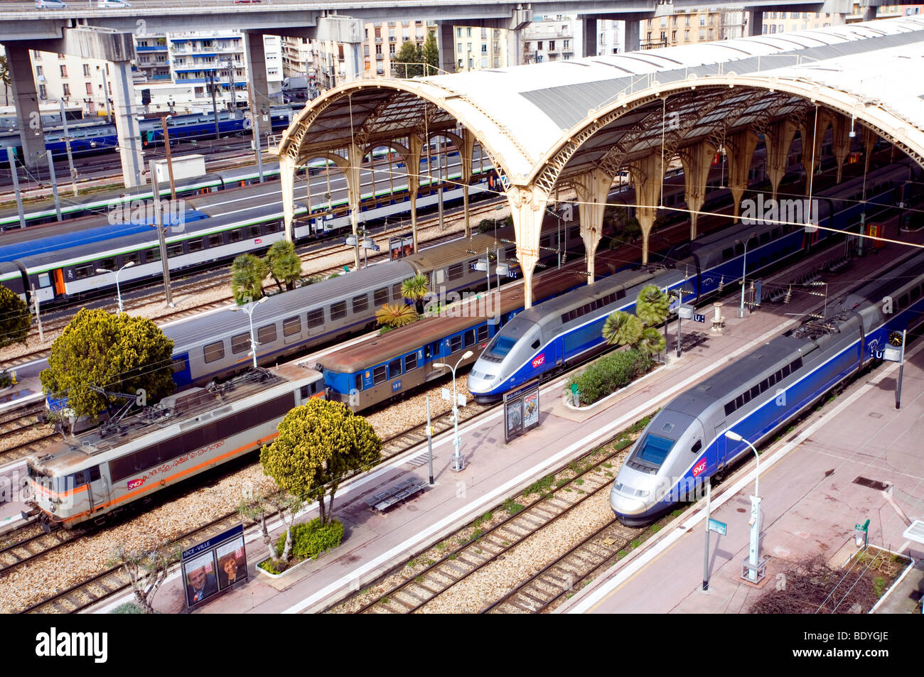 Une vue de dessus de la gare de Nice-Ville et trains TGV à Nice, Côte d'Azur, France Banque D'Images