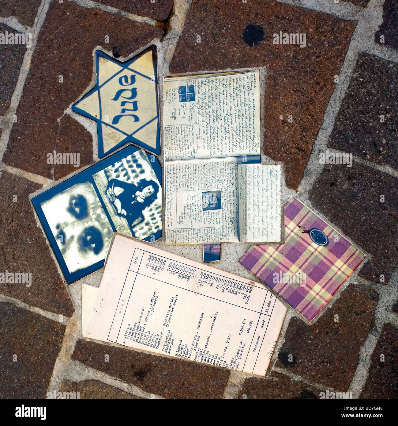 L'Anne Frank Holocaust Memorial Collage dans la Piazza del Popolo, de la ville de Pesaro, Marches, Italie Banque D'Images