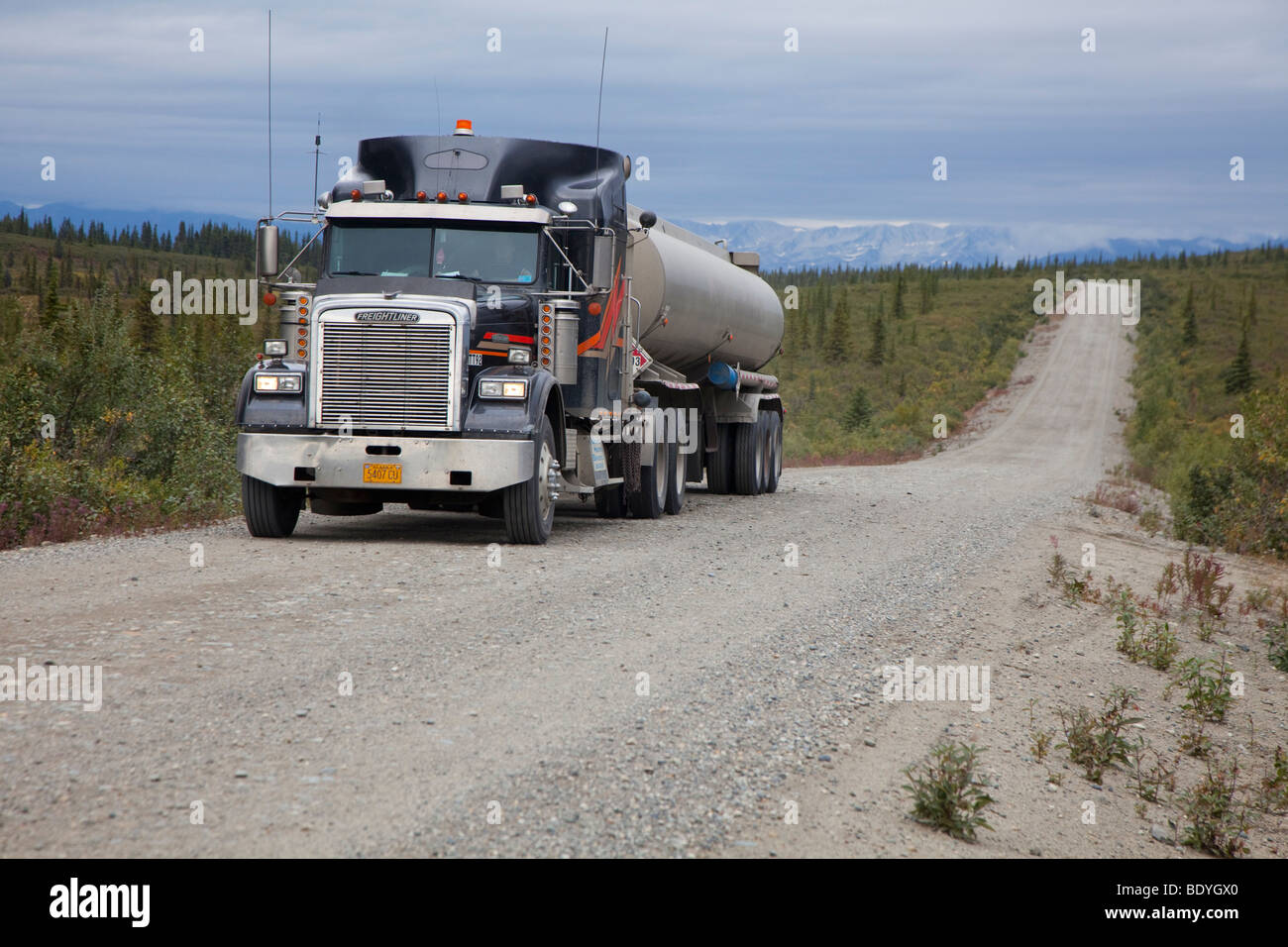 Camion-citerne de carburant sur l'autoroute Denali Banque D'Images