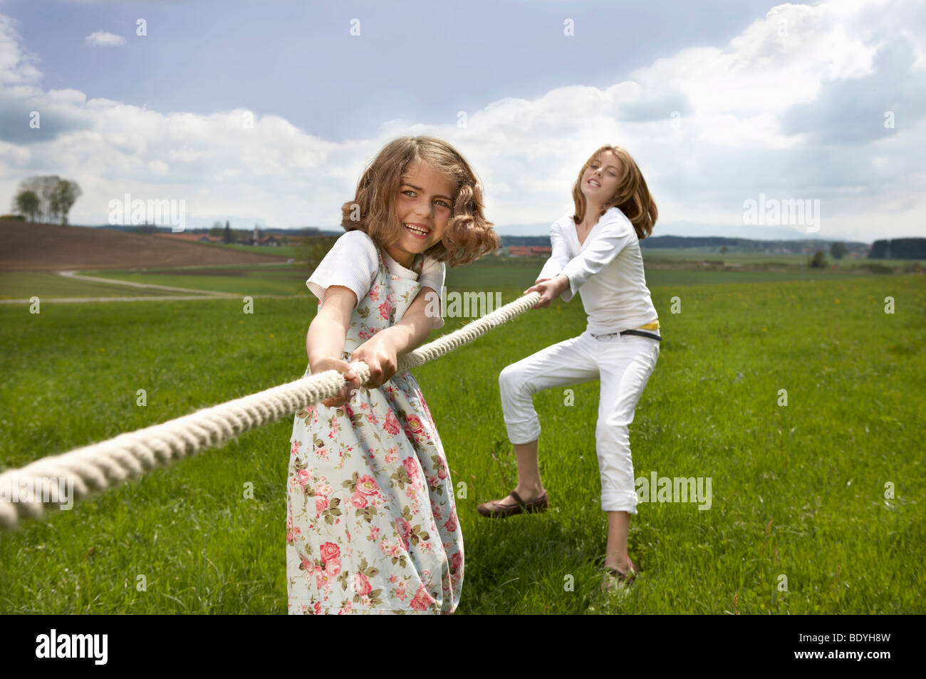 Les enfants tirant une corde dans la campagne Banque D'Images