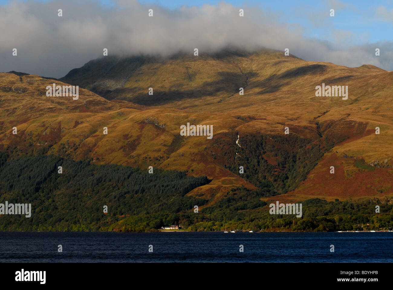 L'automne à Loch Lomond, Tarbet, Écosse, Royaume-Uni, Europe Banque D'Images