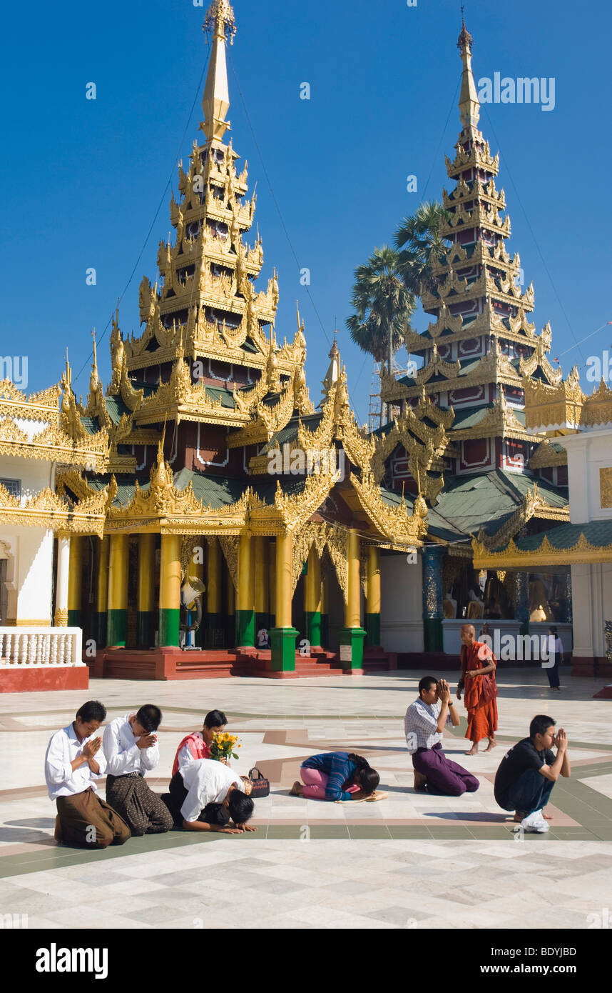 Birmans priant devant la pagode Shwedagon, temple, Rangoon, Yangon, Birmanie, Myanmar, en Asie Banque D'Images