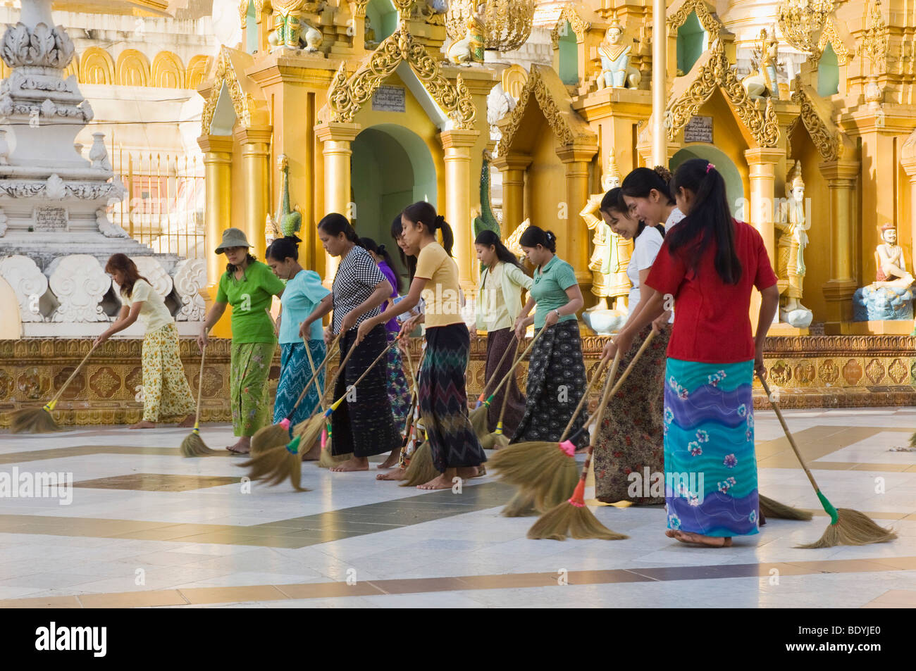 Les femmes balayent la pagode Shwedagon, temple, Rangoon, Yangon, Birmanie, Myanmar, en Asie Banque D'Images