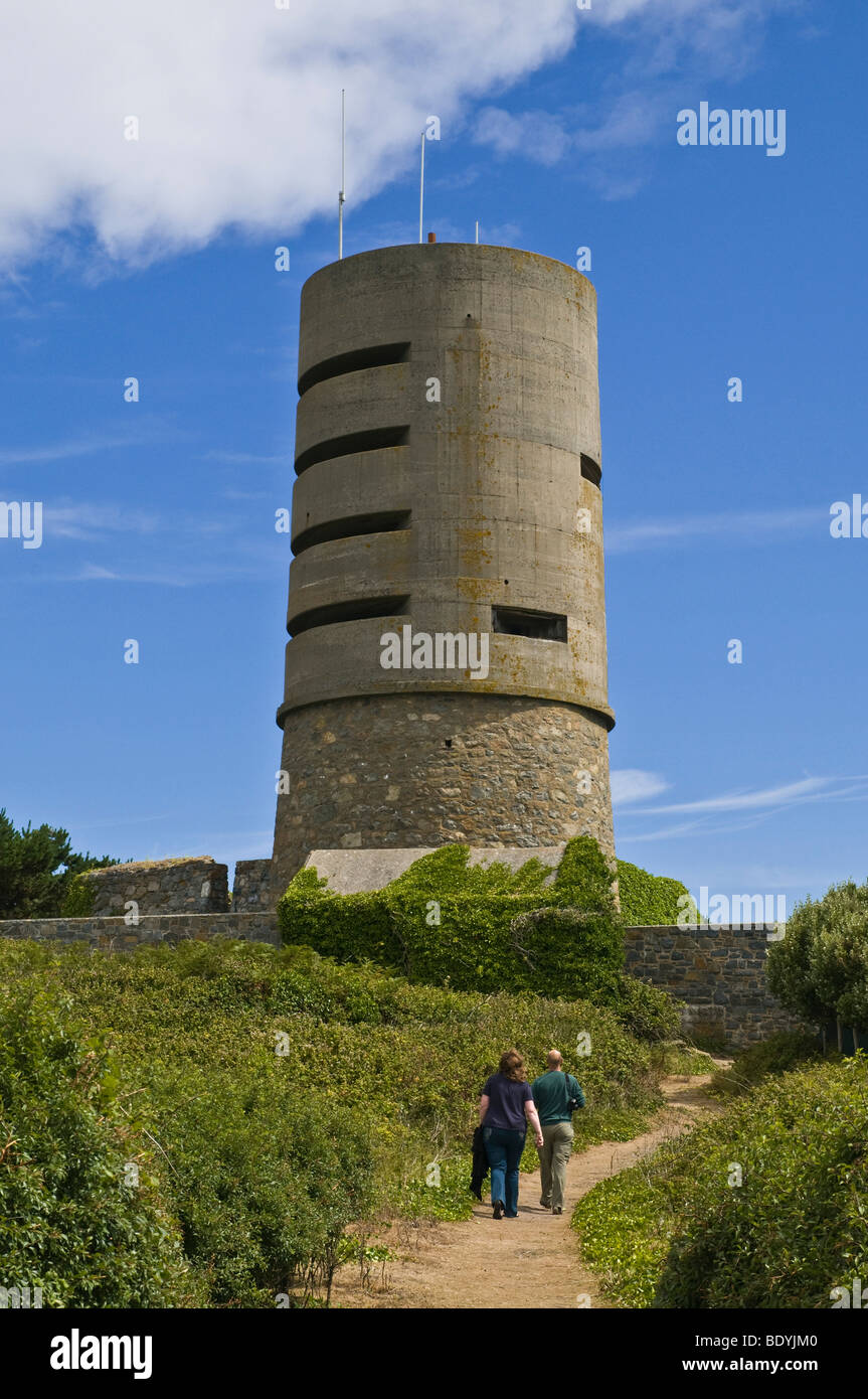 dh fort Saumarez ST SAUVEUR GUERNESEY couple touristique observation allemande tour sentier de randonnée personnes touristes promenade canal île guerre mondiale ii fortifications Banque D'Images