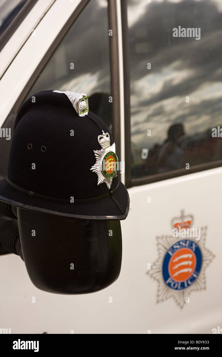 Un casque de police de l'Essex Constabulary perché sur le rétroviseur d'un véhicule. Banque D'Images