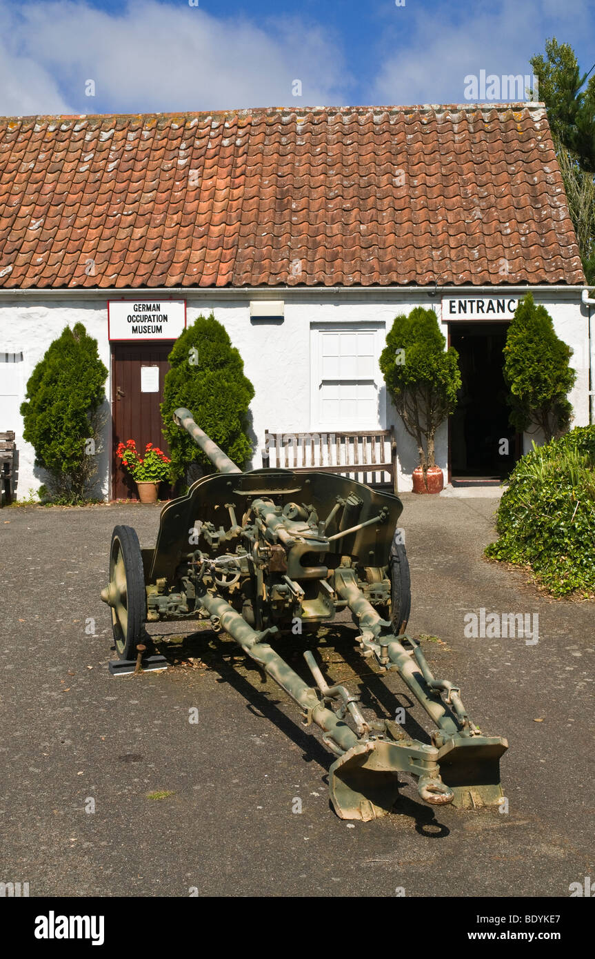 dh Musée allemand de l'occupation FORÊT GUERNESEY militaire arme de terrain à l'extérieur entrée du musée armes de guerre occupé exposition des îles de canal de guerre Banque D'Images