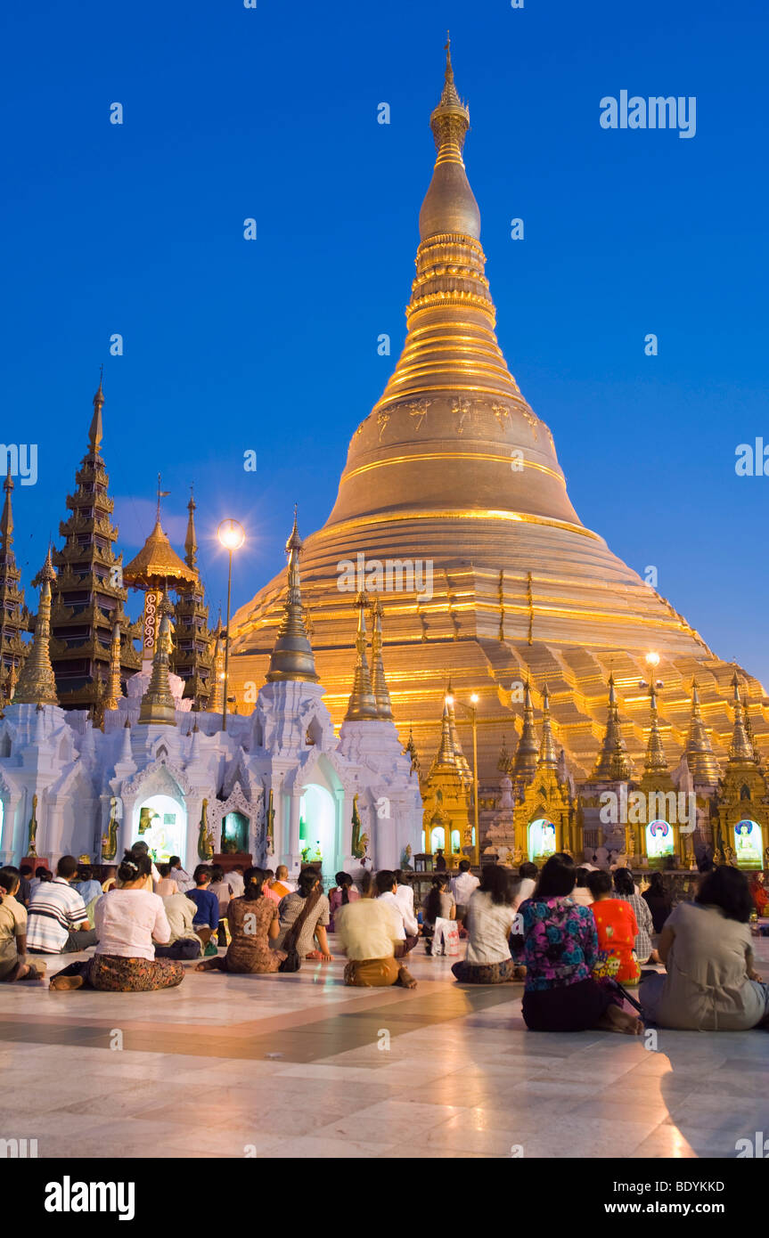 Birmans priant devant le stupa doré, la pagode Shwedagon, la nuit, Rangoon, Yangon, Birmanie, Birmanie, Myanmar, en Asie Banque D'Images