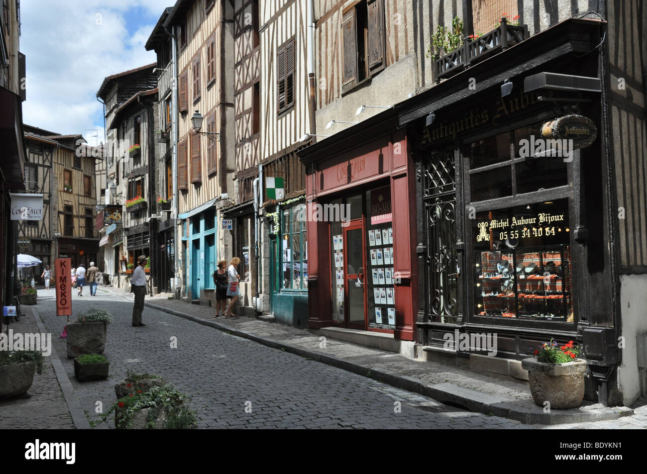 Une scène de rue à Limoges Limousin France Banque D'Images