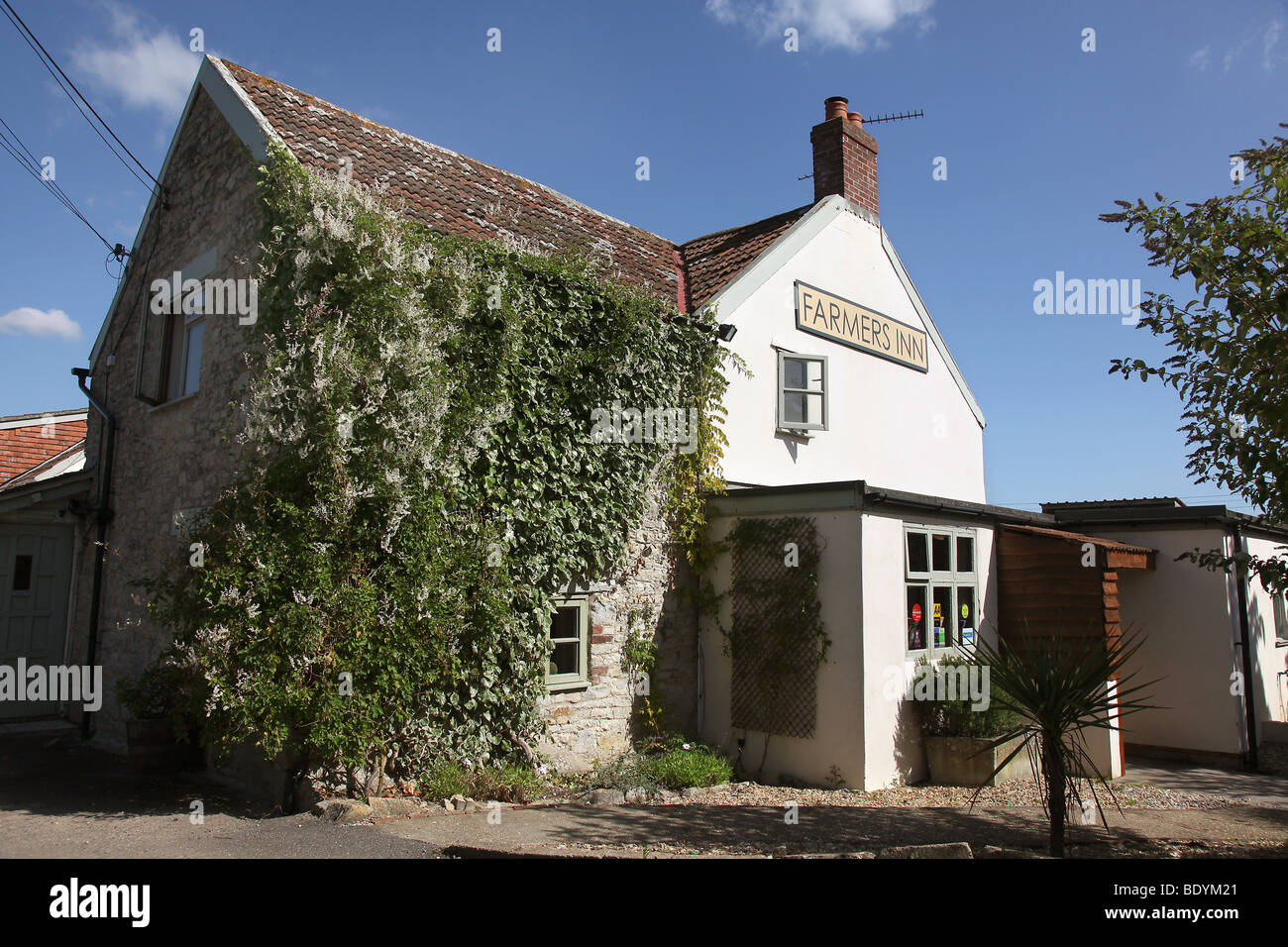 Photo par Mark Passmore. 06/09/2009. Vue générale des agriculteurs Inn, un pub gastro- dans l'ouest de Hatch, Somerset. Banque D'Images
